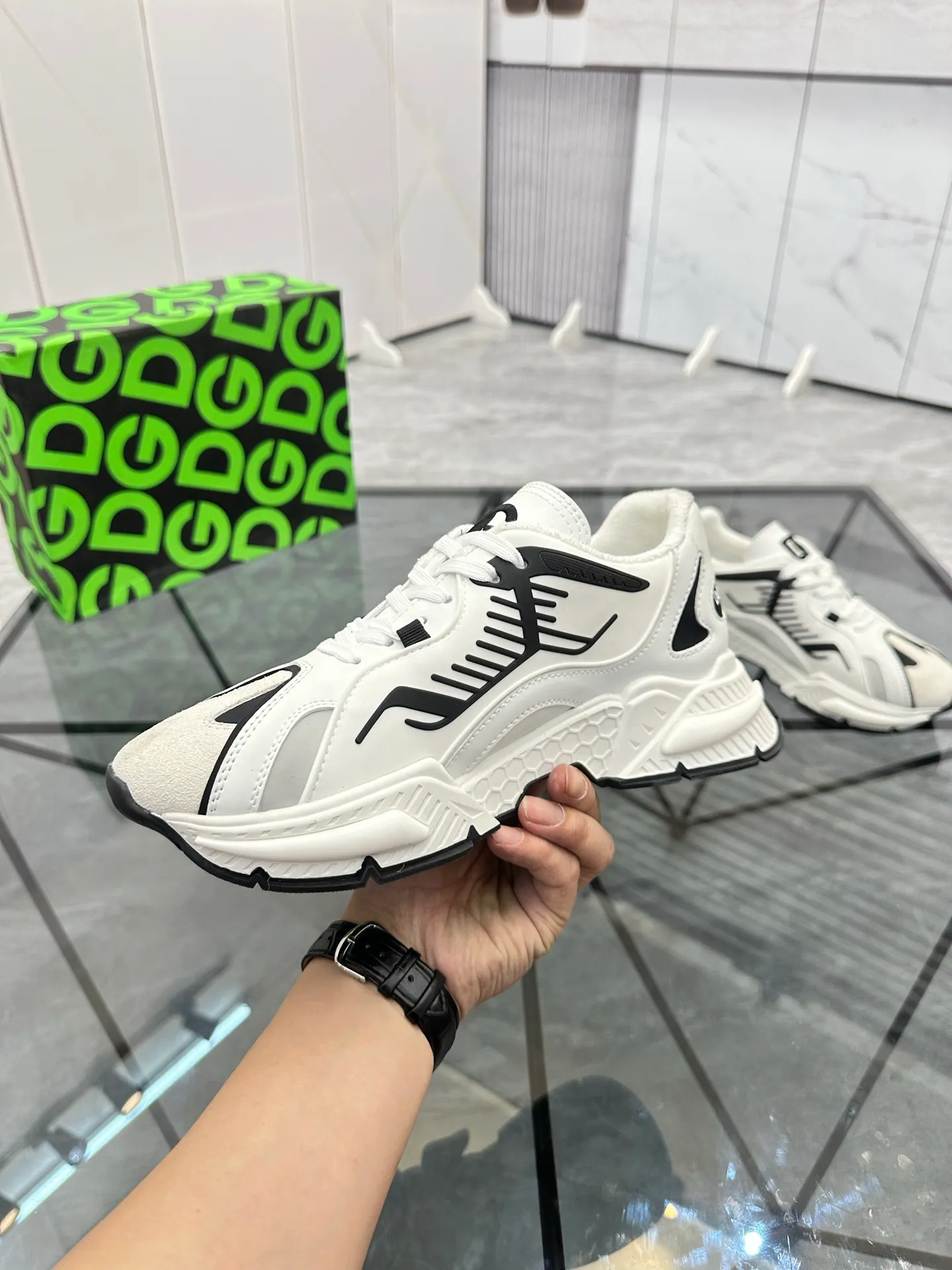 Men's shoes: 💰P560¥ Product trademark: DG "Dolce & Gabbana" low-top casual shoes Regular size: 35-44 (can be customized to 45.46) Couple style Product materials: Upper imported cowhide stitching original material, breathable lining, original outsole. Number: 803